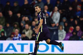 Aguero lập cú đúp, giải cứu Man City