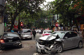 Dừng đèn đỏ, nhiều ô tô bị xe 'điên' đâm nát