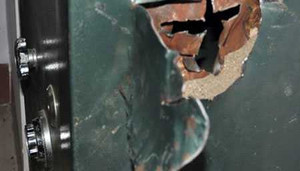 Đục két sắt trộm hàng chục cây vàng giữa ban ngày