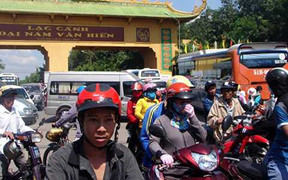 Du khách kẹt cứng ở Đại Nam, giao thông hỗn loạn