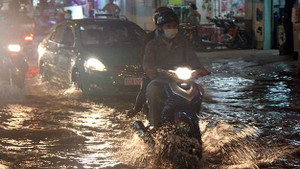 Triều cường lại gây ngập nhiều tuyến đường TP.HCM