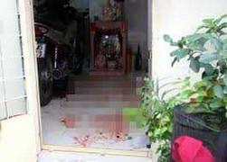 Một phụ nữ chết gục bên vũng máu, cổ bị cứa