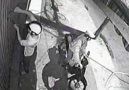 Tên trộm uống sữa, nghe nhạc trong nhà nạn nhân