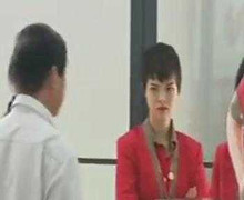 Clip bóc mẽ nhân viên sân bay chỉ cười với khách khi quay phim