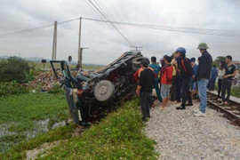 Vượt đường sắt, ôtô bị tàu hoả tông lật xuống ruộng