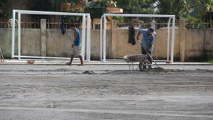 Rầm rộ xây sân bóng trong trường học