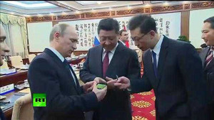 Clip: Putin tặng Tập Cận Bình điện thoại 'độc'