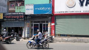 Trộm cắt mái tôn khoắng sạch cửa hàng điện thoại