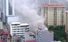 Khói lửa bao trùm quán karaoke 7 tầng giữa thủ đô