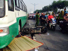 Xe buýt cán chết người, giao thông hỗn loạn