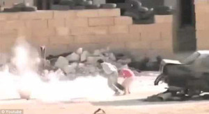 Cậu bé giả chết để cứu cô bé khỏi cơn mưa đạn