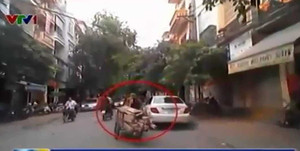 Clip: Xe chở hàng cồng kềnh luồn lách giữa phố đông