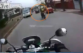 Clip: Cảnh sát đuổi theo xe 'điên' trên phố như phim