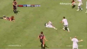 Phì cười màn ăn vạ lộ liễu nhất trên sân bóng đá