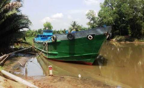 Xà lan đâm hỏng van cống ngăn triều trên sông Sài Gòn