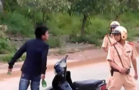 Vi phạm luật giao thông còn lao tới đấm vào mặt CSGT