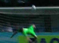 Clip: Pha cản phá có một không hai trong lịch sử bóng đá