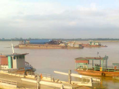 Gần 200 cảnh sát bắt cát tặc: Sông Hồng bị tàn phá khủng khiếp ra sao?