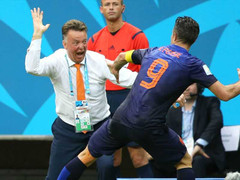 Tin sáng 12/11: Bị chê bai, Van Persie mỉa mai đáp lại