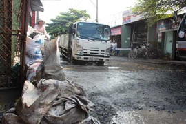 Đường ngoại ô TP.HCM tan nát như tấm áo rách