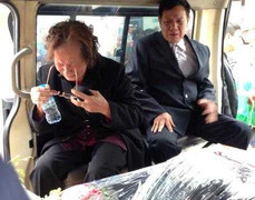 Mẹ già khóc ngất bên hài cốt con và 2 cháu tử nạn trên MH17