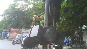 Bắn vỡ đèn tín hiệu giao thông chỉ để… vui