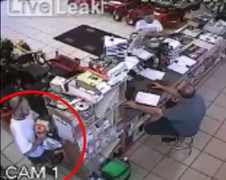 Clip: Vào siêu thị trộm cưa giấu trong quần