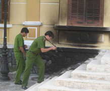 Một thanh niên tự thiêu trước trụ sở công an