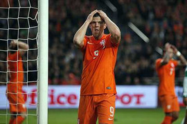 Vắng Van Persie, Hà Lan tiếp đà thua sốc
