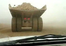 Video: Sương mù đường trơn, siêu xe tải như trượt tuyết