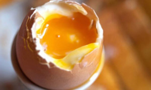 Luộc trứng ngon như 'Vua đầu bếp'