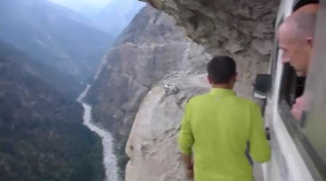 Dựng tóc gáy đi ôtô trên con đường nguy hiểm nhất thế giới