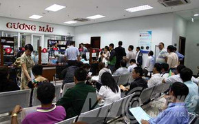 Thiếu thông tin, dân ùn ùn đi đổi giấy phép lái xe