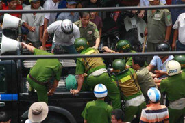 Trăm cảnh sát bao vây kẻ chém công an, ôm bình gas cố thủ