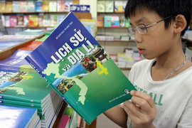 Bỏ tiền túi để viết sách giáo khoa mới công bằng