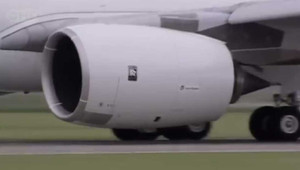 Video: Hút phải vật lạ, động cơ máy bay phát nổ ra sao?