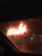 Xe khách bốc cháy dữ dội ở đường cao tốc trên cao