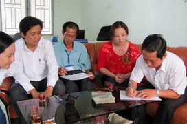 Trưởng ban tuyên giáo huyện góp tiền giúp giáo viên bị trễ lương