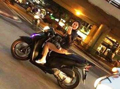 Cô gái lái xe bằng 1 tay khiến Beckham 'choáng' sẽ bị phạt nguội