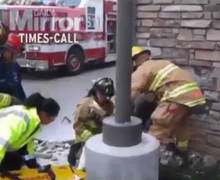 Trộm bất thành, tên trộm bị kẹt giữa tường suốt 3 ngày