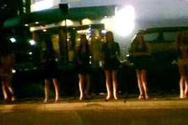 Gái mại dâm 'đứng đường' trên nhiều phố trung tâm Hà Nội