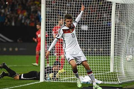 Muller lập cú đúp, Đức thắng đậm Gibralta