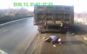 Video: Xe tải tự giật lùi suýt cán lên người phụ xe