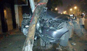 Xe Mercedes găm đầu vào cột đèn trên vỉa hè