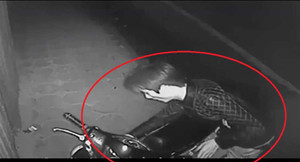 Clip: Bất lực nhìn tên trộm bẻ khóa xe Wave phóng đi