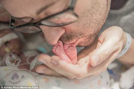 Cảm động clip bố đánh đàn từ biệt con trai đang hấp hối