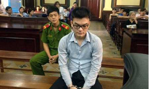 Mẹ ngoại tình với 'phi công trẻ', con gái chết thảm