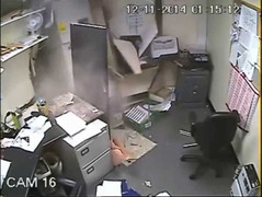 Clip: Trộm dùng máy xúc xúc cả cây ATM để lấy tiền