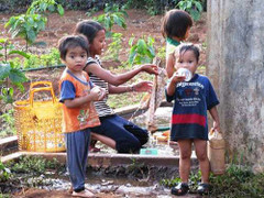 Đẻ nhiều quá, bố mẹ không nhớ hết các con