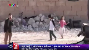 Sự thật về đoạn băng cậu bé Syria giả chết cứu bạn